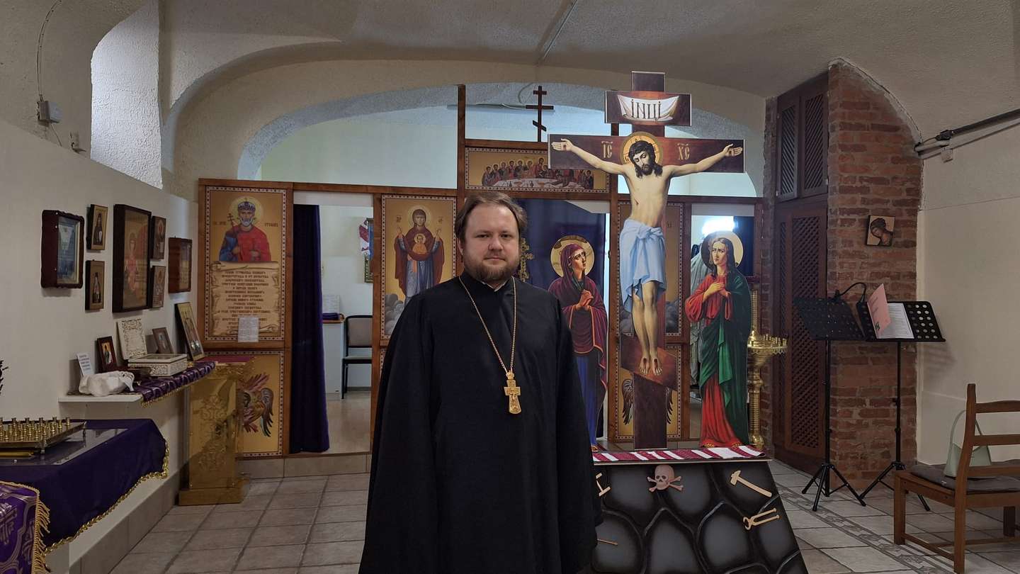 Padre Dimitriy, responsável pela igreja ortodoxa ucraniana em Budapeste. 9 de abril de 2026