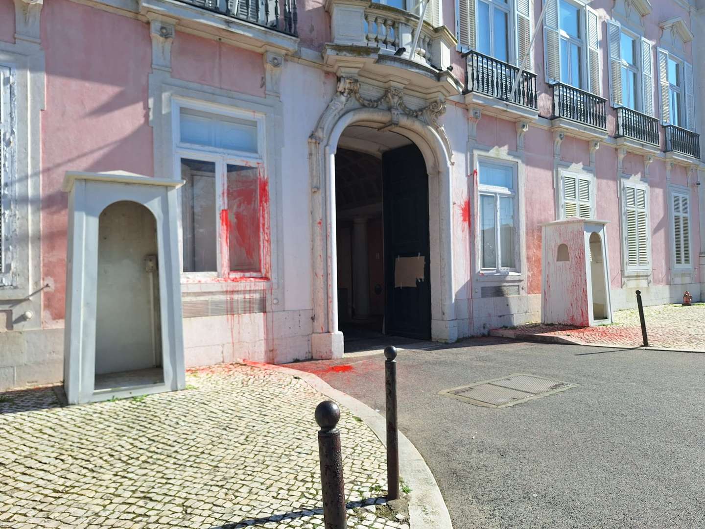 Ativistas pró-Palestina partem vidros e pintam frase no edifício do Ministério dos Negócios Estrangeiros