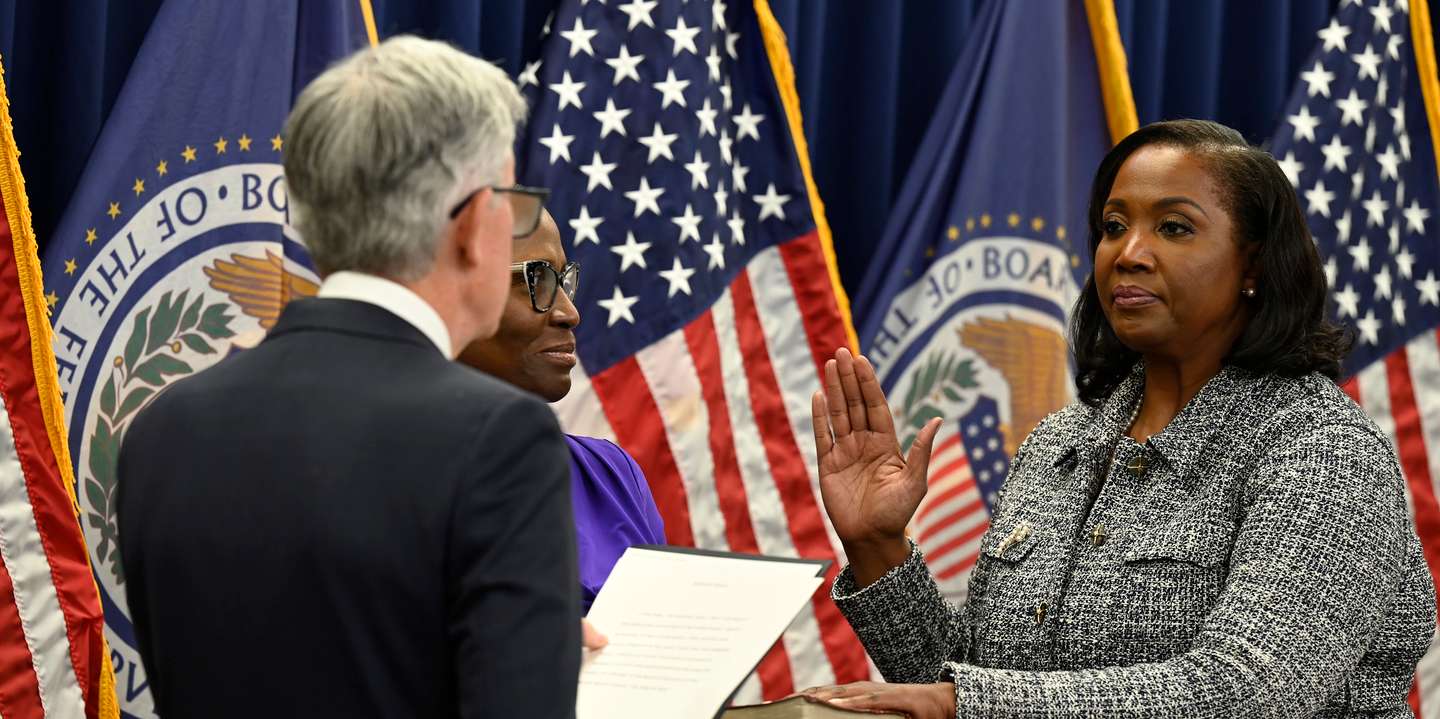 Lisa Cook, que foi nomeada em 2022, é a primeira mulher negra a sentar-se no conselho de governadores do banco central dos EUA.