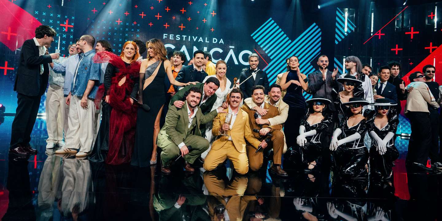 A foto de família no fim do Festival, com os vencedores, os Bandidos do Cante, no centro