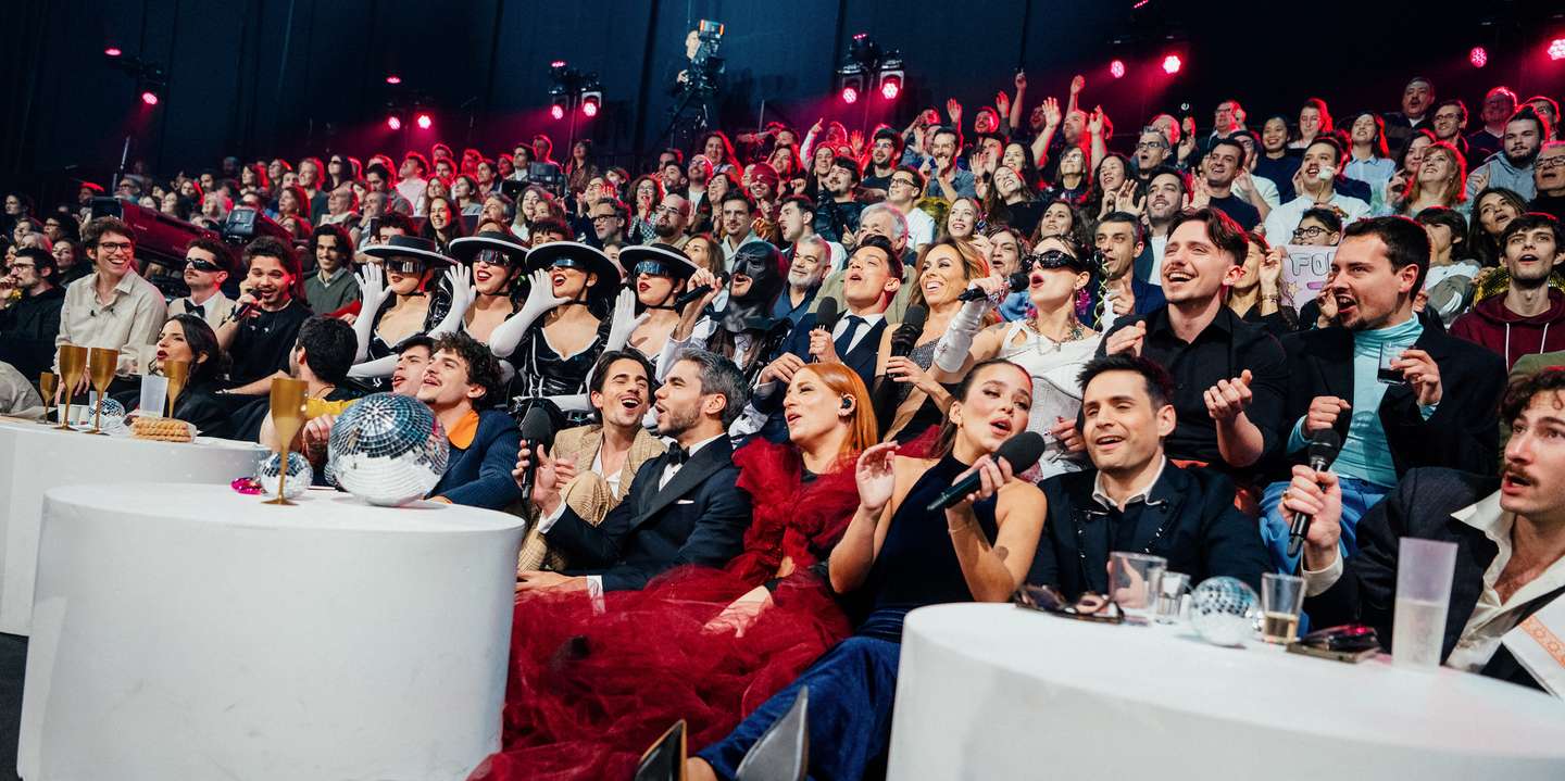 No sopé da principal bancada, na retaguarda da sala, foram instaladas as mesas da chamada green room — o local onde os artistas se sentaram e acompanharam a noite após as respetivas atuações