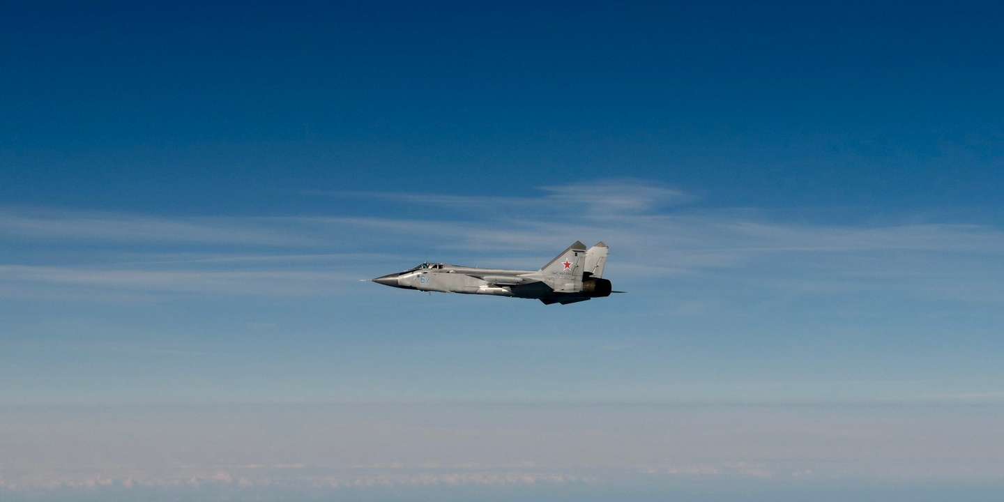 Forças Armadas suecas disponibilizaram imagens de um dos caças russos a sobrevoar a Estónia