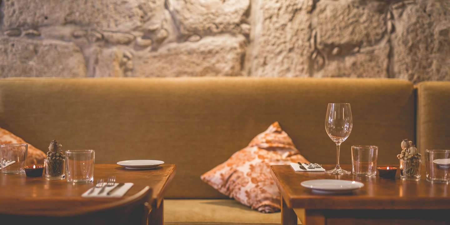 Sente-se à mesa e não se preocupe com a escolha dos pratos, estes restaurantes têm um menu especial
