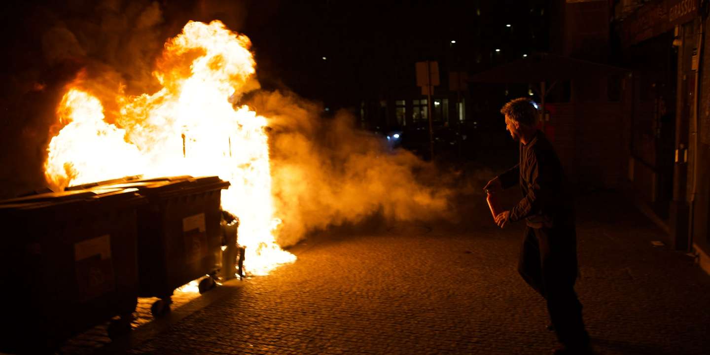 Minutos antes destas conversas intermitentes com a polícia, deflagrou um foco de incêndio junto a contentores do lixo nas imediações da praça