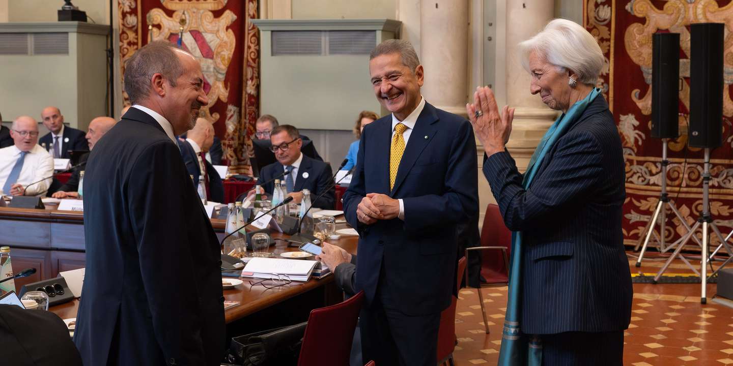 Christine Lagarde cumprimenta Álvaro Santos Pereira na primeira vez que participou no Conselho do BCE como governador do Banco de Portugal. FOTO: BCE