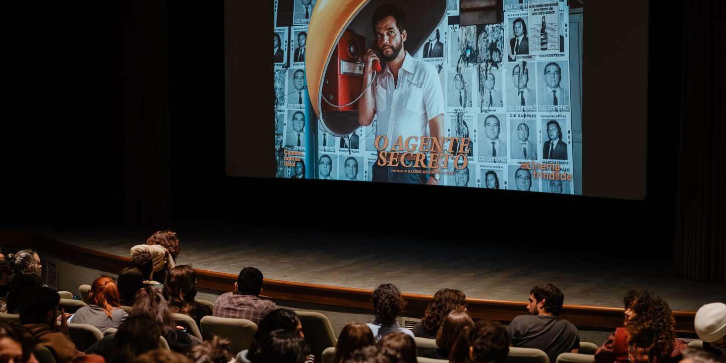 Uma sessão lotada no Cinema Trindade, no Porto, para uma exibição especial do filme "Agente Secreto", de Kleber Mendonça Filho