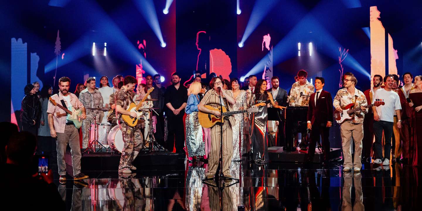 A foto final do Festival da Canção deste ano, no momento em que os vencedores NAPA regressaram ao palco para cantar "Deslocado". Seguem para a Eurovisão, em Basileia, na Suíça