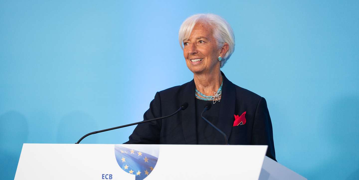 Depois do auto-elogio que fez em Sintra no ano passado, Lagarde adotou, desta vez, um discurso mais humilde e reconheceu erros na gestão da crise inflacionista