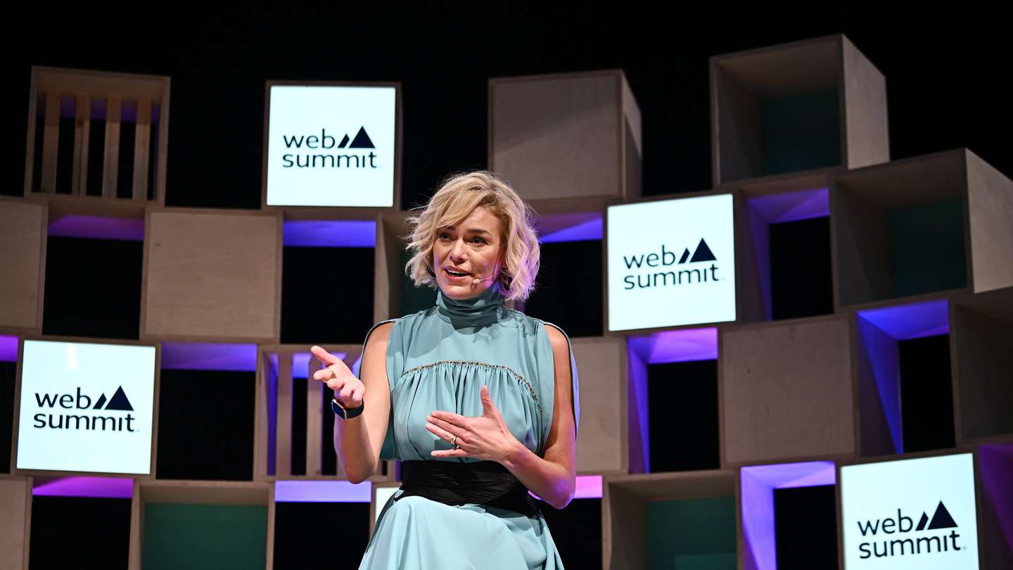 Katherine Maher no palco Q&amp;A
