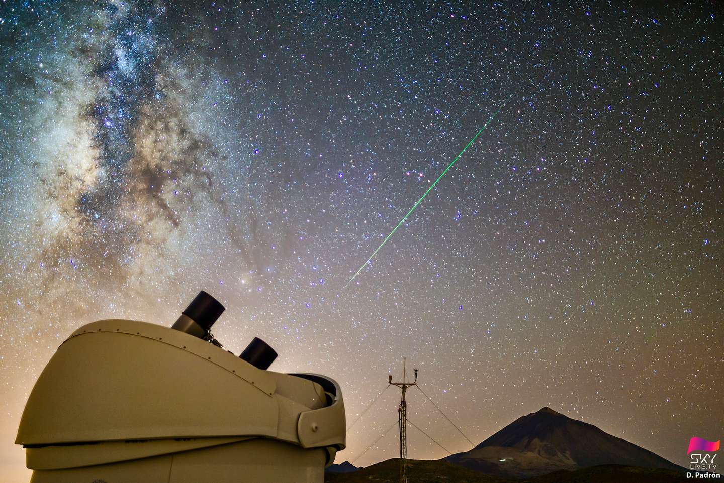 Una perseida cruza el cielo sobre el volcán Teide, la noche del 11 al 12 de agosto de 2020, bajo la atenta mirada del telescopio MASTER. En la imagen, tomada desde el Observatorio del Teide (Instituto de Astrofísica de Canarias), también se puede ver el centro galáctico. Autor: D. Padrón.