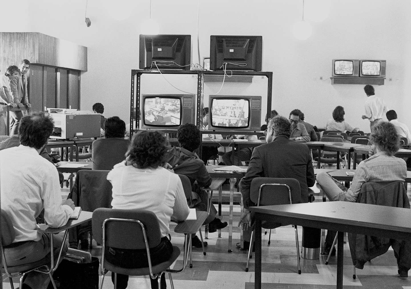 19851007 - LISBOA: JORNALISTAS ASSISTEM POR TELEVISAO AO JULGAMENTO DAS FP 25 A DECORRER NO TRIBUNAL DE MONSANTO. LUSA MANUEL MOURA