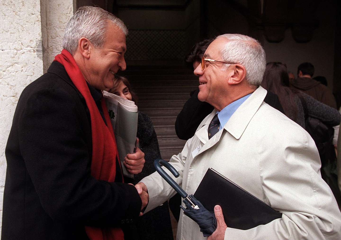Otelo Saraiva de Carvalho cumprimenta Mouta Liz, momentos antes de se dar inicio o julgamento do processo FUP/FP25, esta manha no Tribunal da Boa-Hora, em Lisboa. Lisboa, 13 de dezembro de 1999. FOTO ANDRE KOSTERS/LUSA