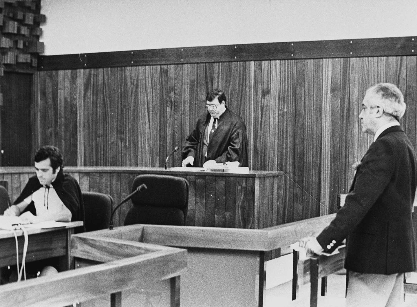 JULGAMENTO DO CASO FP-25 NO TRIBUNAL DE MONSANTO. OTELO SARAIVA DE CARVALHO E OUVIDO. NO CENTRO O ADVOGADO ROMEU FRANCES. LUSA