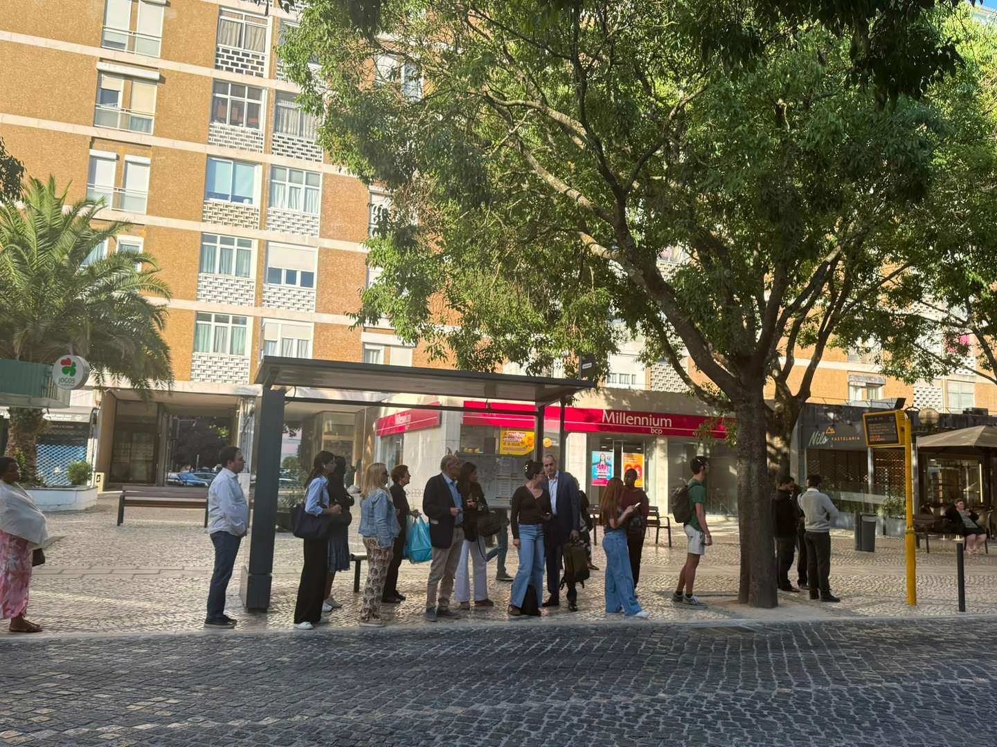 Greve Geral. Na estação de comboios de Benfica, eram poucas as pessos junto à linha dos comboios esta manhã, muitas pessoas trocaram o comboio pelos autocarros, havendo paragens com filas de passageiros à espera