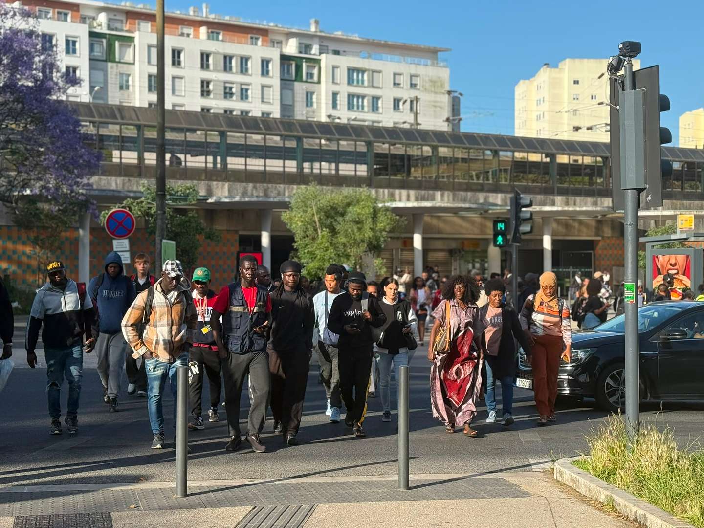 Greve Geral. Na estação de comboios de Benfica, eram poucas as pessos junto à linha dos comboios esta manhã, muitas pessoas trocaram o comboio pelos autocarros, havendo paragens com filas de passageiros à espera
