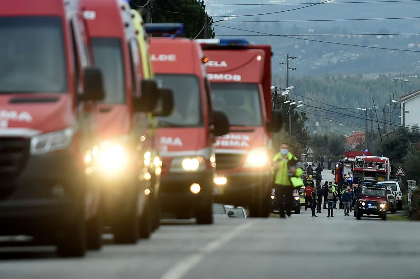 Bombeiros no local onde ocorreu um incêndio esta tarde numa casa em Vale de Madeiros, no concelho de Nelas, seguido de explosões, e que provocou vários feridos, Viseu, 16 de fevereiro de 2022. NUNO ANDRÉ FERREIRA/LUSA