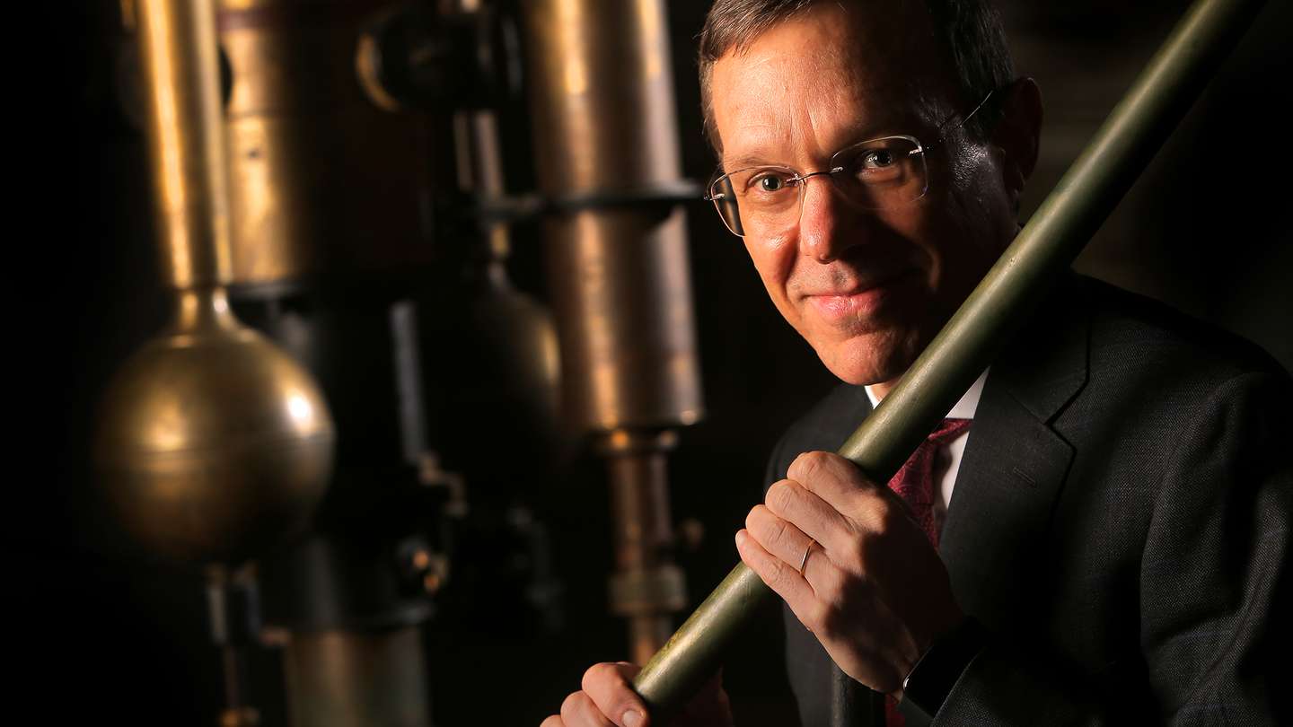 Harvard Astronomers Theory On Aliens Earns Him Ridicule, But He's Standing By It