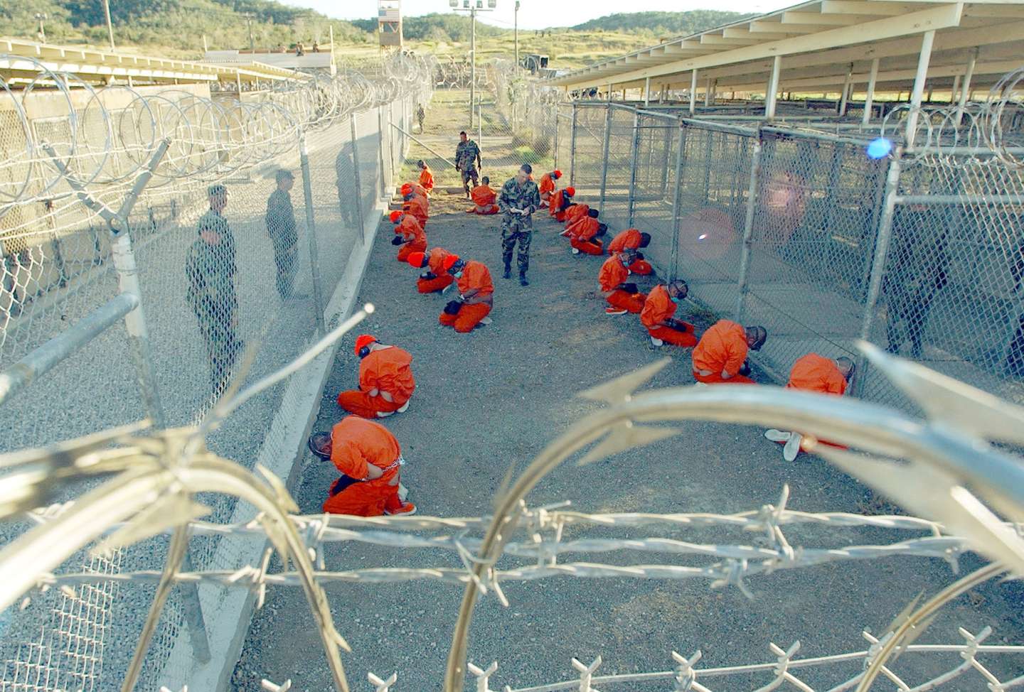Taliban prisoners in orange jumpsuits si