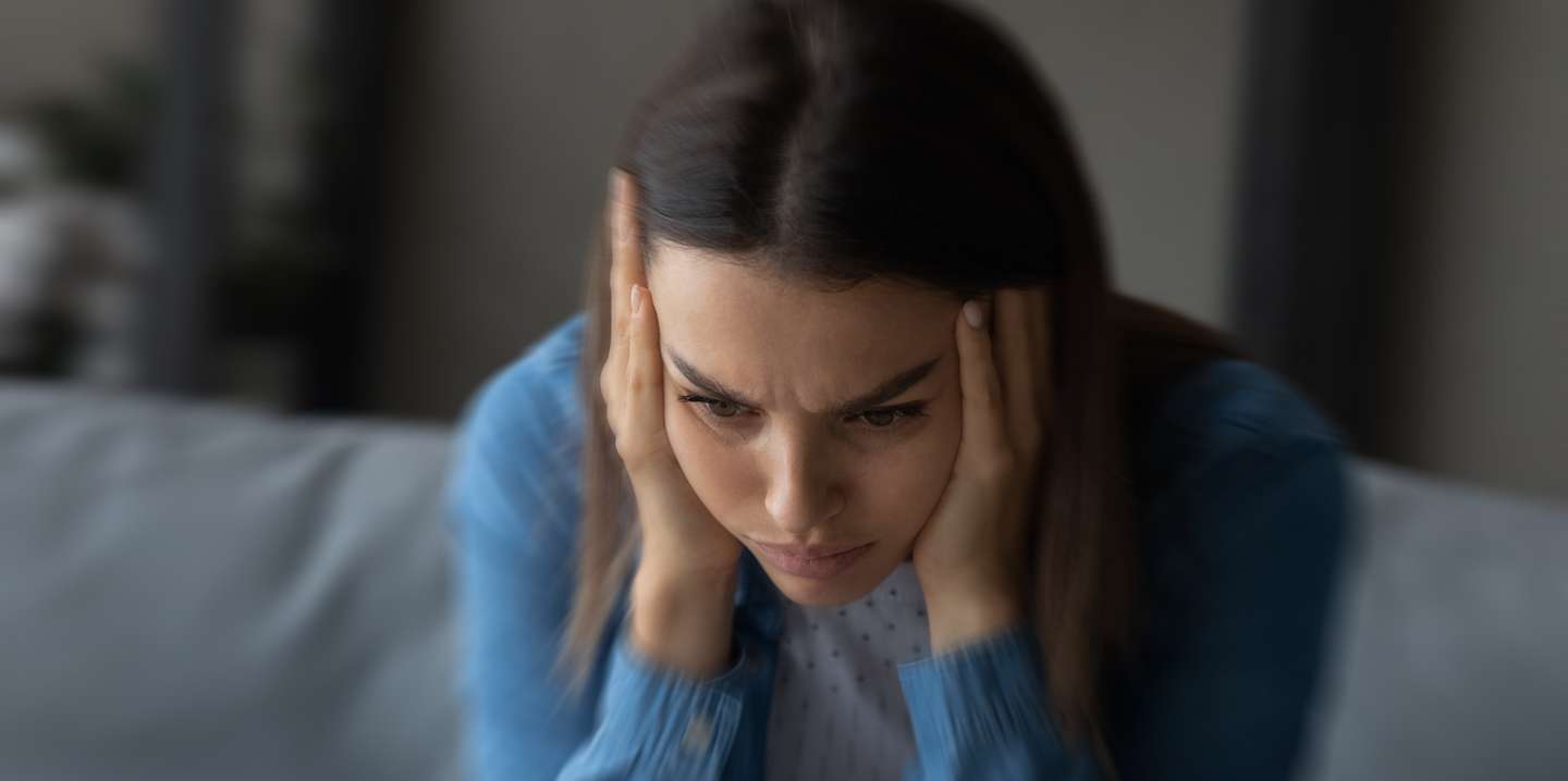 Mulher a sofrer com dor de cabeça e tonturas