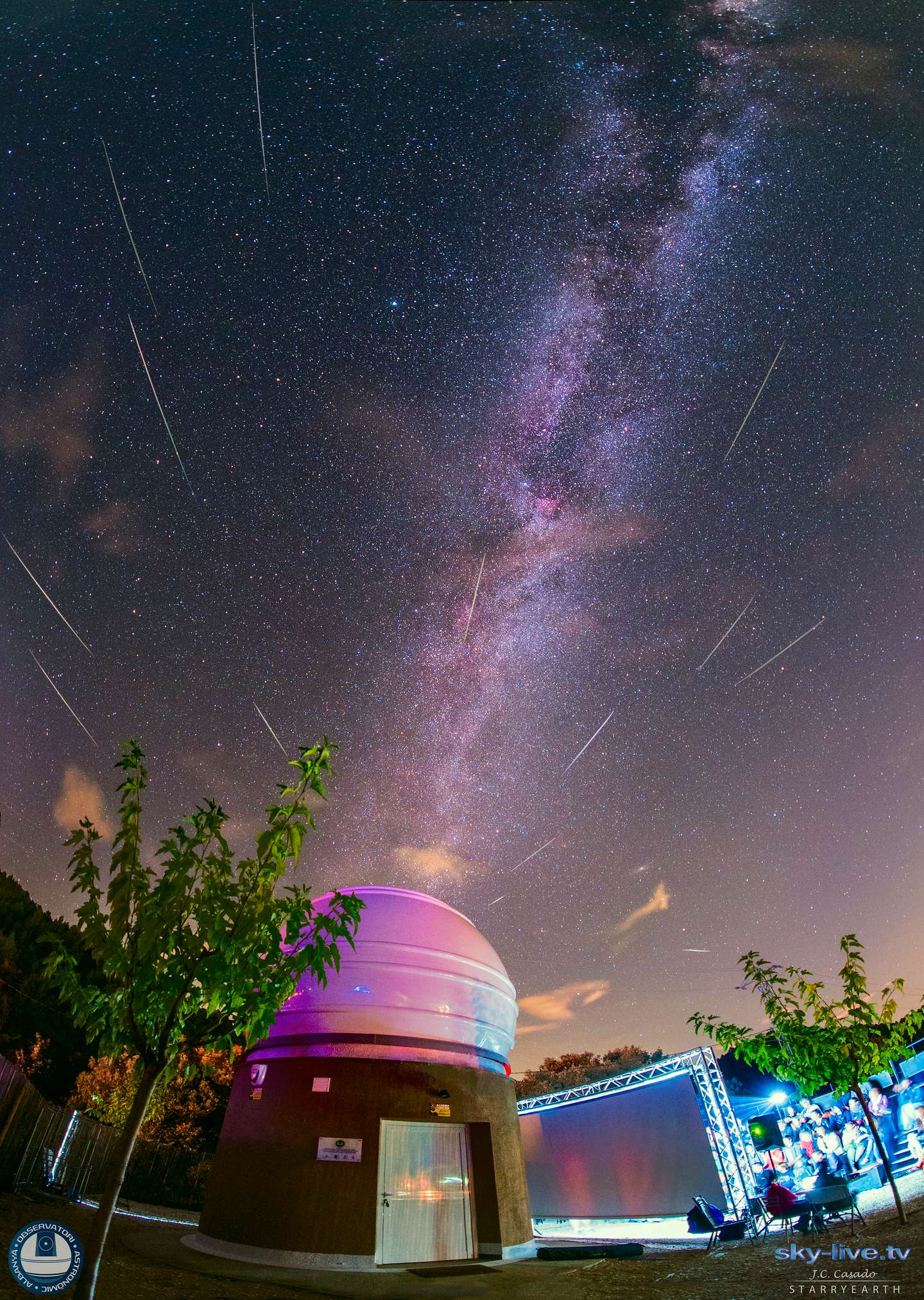Imagen compuesta de los senderos de Perseidas tomados la noche del 12 de agosto de 2017 desde el Observatorio Astronómico de Albanyà, Girona (Cataluña, España). Las imágenes continuas se obtuvieron de 20:38 UT a 23:17 UT, en el que posteriormente se combinaron adecuadamente para corregir la rotación de la Tierra y para mostrar el efecto radiante de las Perseidas en el cielo con la Vía Láctea.