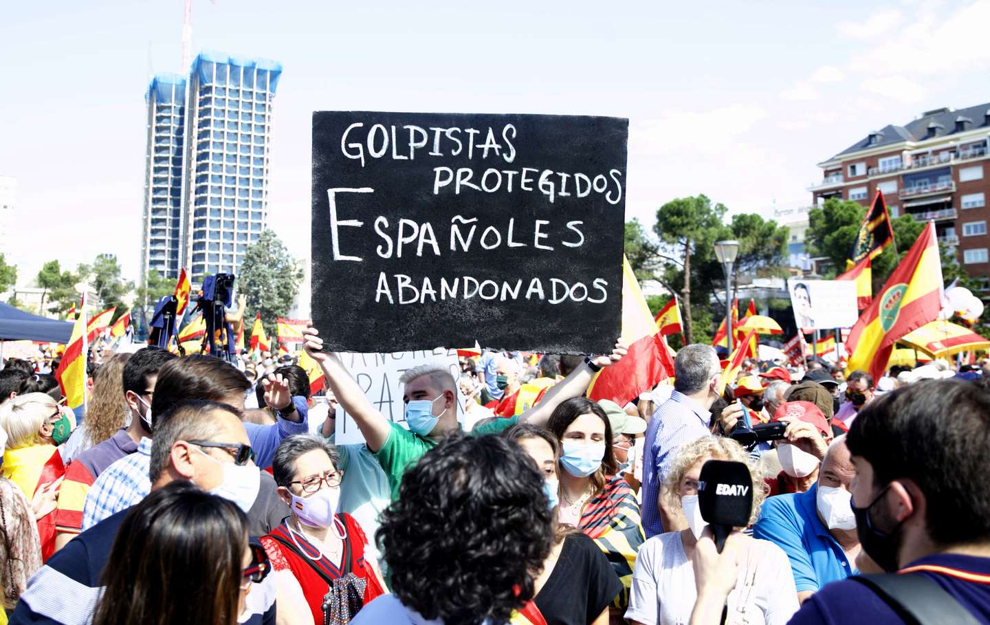 Thousands protest in Madrid against pardoning jailed Catalan leaders