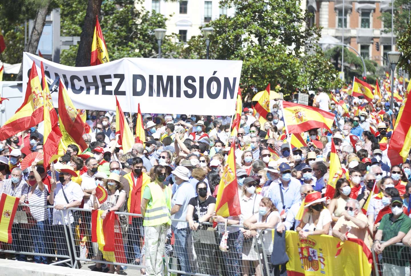 Thousands protest in Madrid against pardoning jailed Catalan leaders