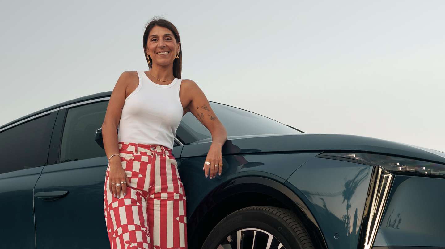 Bárbara Tomaz ao lado de um automóvel DS