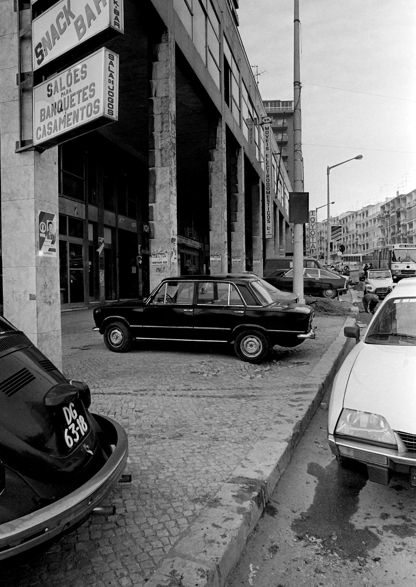 Sangue no local onde o empresário Diamantino Bernardo Monteiro Pereira foi morto, num atentado terrorista das FP-25, em Almada a 06 de Dezembro de 1982. Alfredo Cunha/Lusa