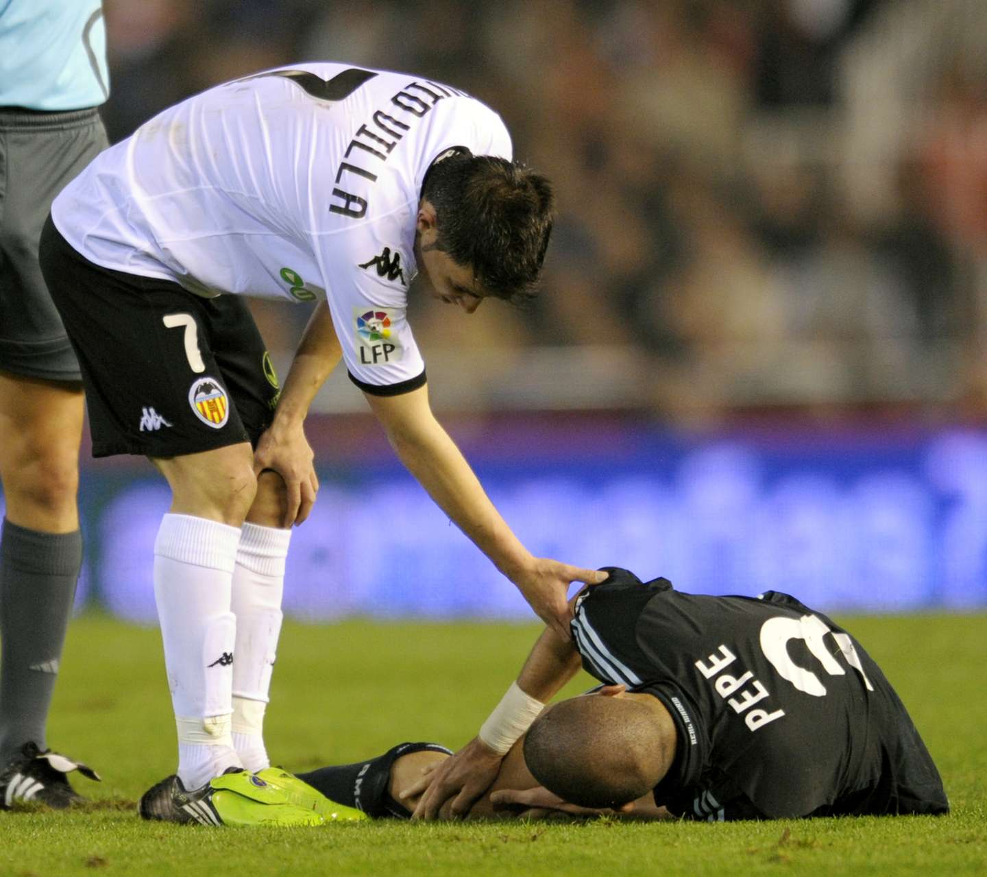 Valencia's forward David Villa (L) confo