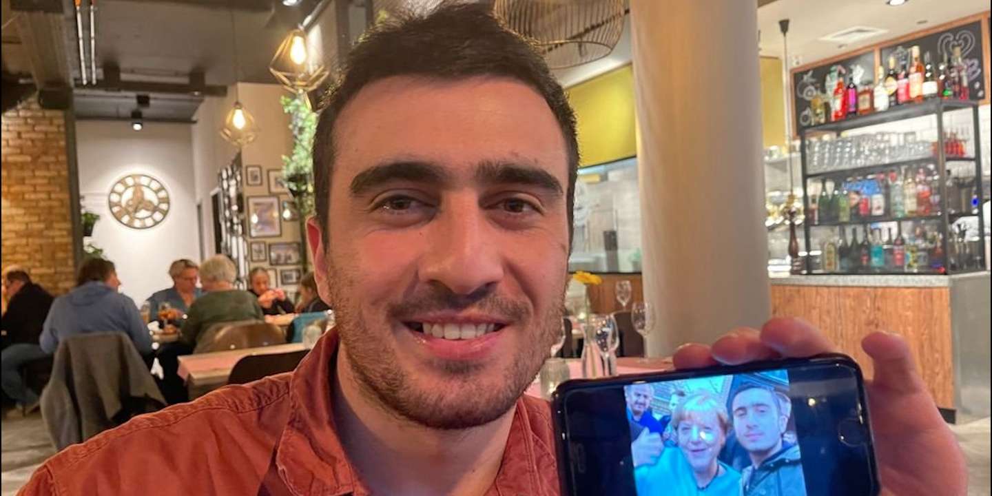 A selfie de Anas Mondamani com Angela Merkel, em 2015, mudou a vida do refugiado sírio e tornou-se um símbolo da política acolhedora da Alemanha