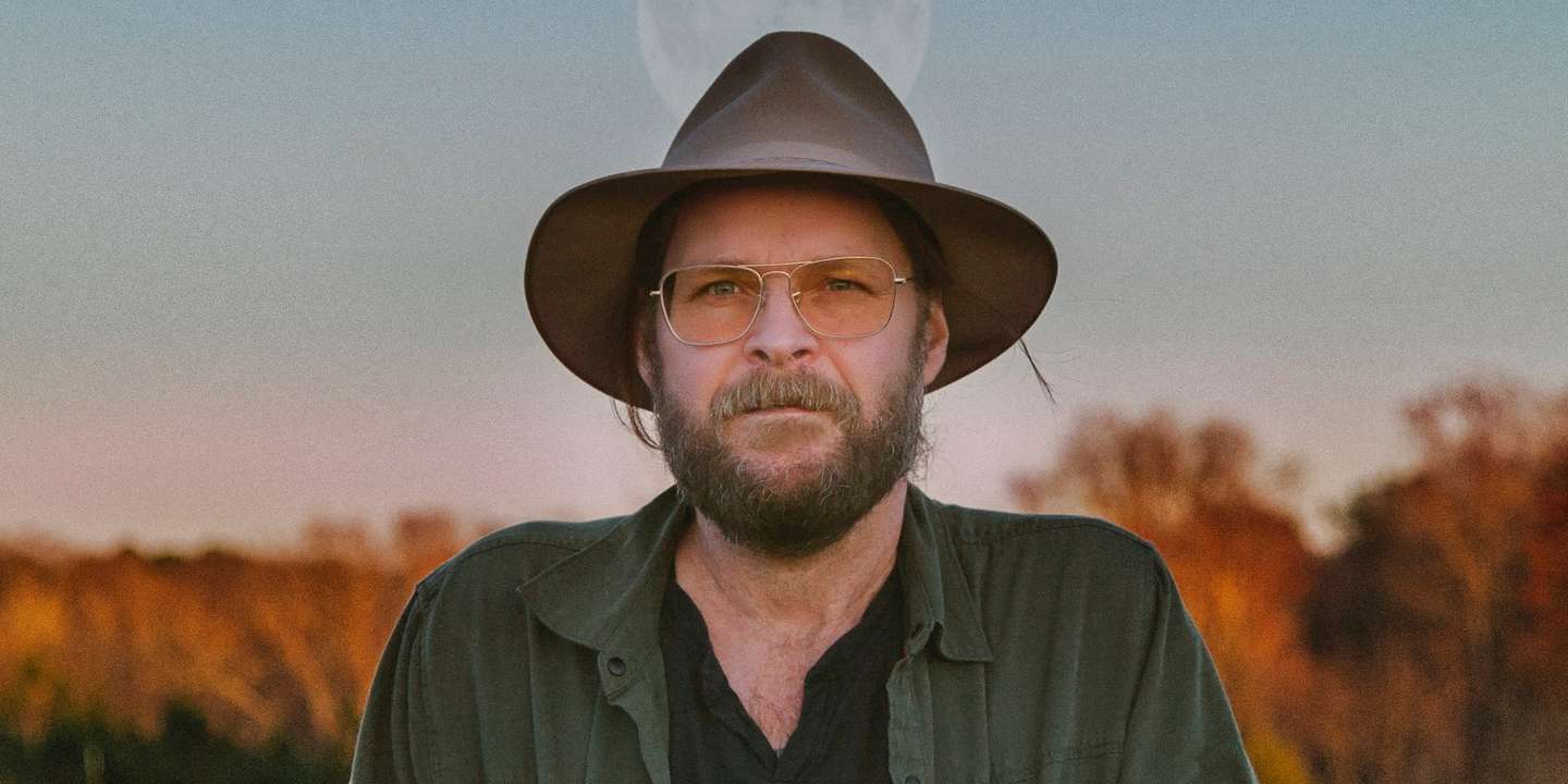 O disco "Quietly Blowing It" é feito de dores individuais, mas também coletivas e comunitárias com as quais se convive caminhando em frente. A música de MC Taylor é a banda sonora