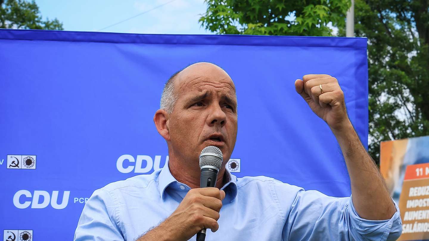 O secretário-geral do PCP, Paulo Raimundo, durante uma sessão pública "Pelo direito à habitação", no âmbito da campanha para as eleições legislativas, em Rio Tinto, 06 de maio de 2025. JOSÉ COELHO/LUSA