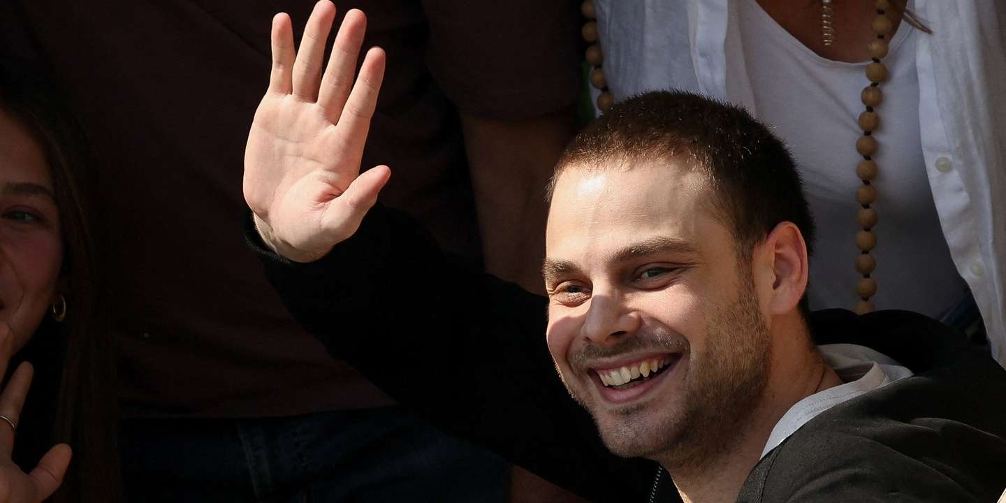 Released hostage Alon Ohel, who was kidnapped during the deadly October 7, 2023 attack by Hamas and taken to Gaza, gestures upon arrival at Rabin Medical Center-Beilinson Hospital, amid a hostages-prisoners swap and a ceasefire deal between Israel and Hamas in Gaza, in Petah Tikva, Israel October 13, 2025. REUTERS/Stoyan Nenov