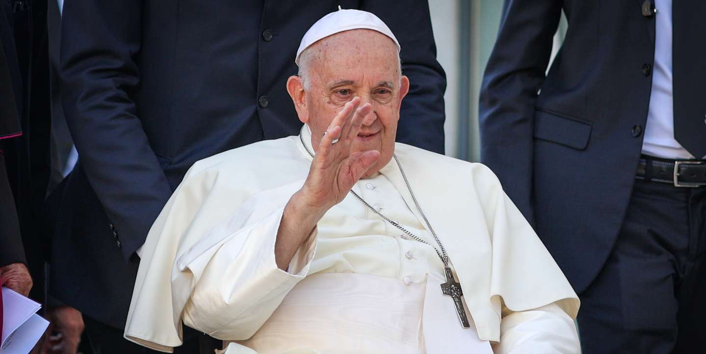 O Papa Francisco à chegada ao bairro da Serafina, em Lisboa