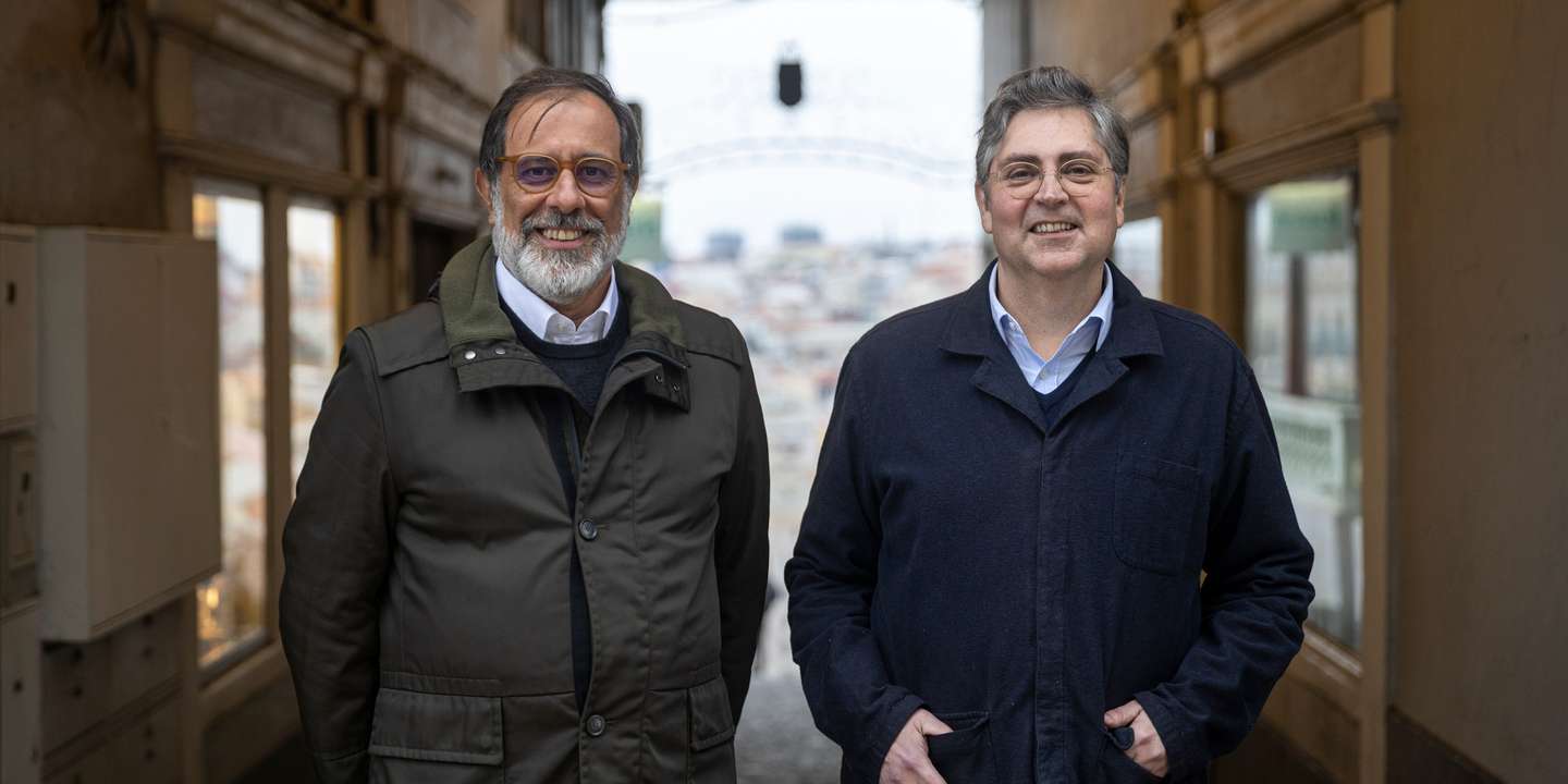 Duarte Calvão (à direito), já lia o Chez Pirez de Miguel Pires quando decidiram unir forças gastronómicas. Nem sempre concordam mas num aspeto não hesitam: abrir um restaurante? "Nunca"