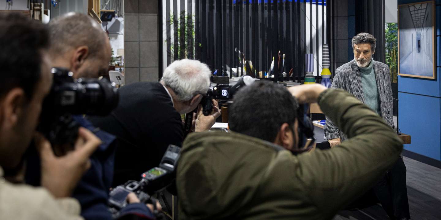 O ator Paulo Pires, fotografado abundantemente numa das salas de estar do estúdio antes de ser entrevistado pelos jornalistas presentes