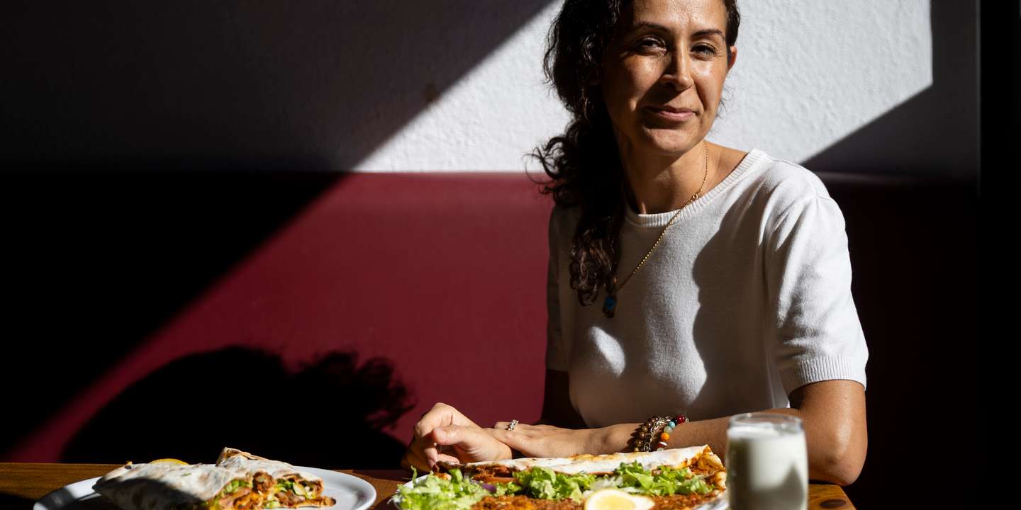 Sozgin Kartal, natural da Turquia, confeciona lahmajun para os amantes da culinária do Médio Oriente