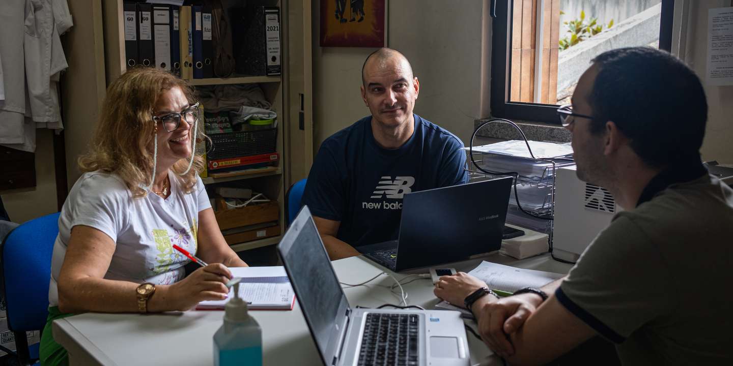 A enfermeira Anabela Antunes, o enfermeiro Nuno Silva e o psiquiatra Hugo Afonso fazem parte da equipa que acompanha regularmente centenas de doentes mentais dispersos por uma área geográfica dispersa com cerca de 30 mil habitantes, sem transportes públicos regulares