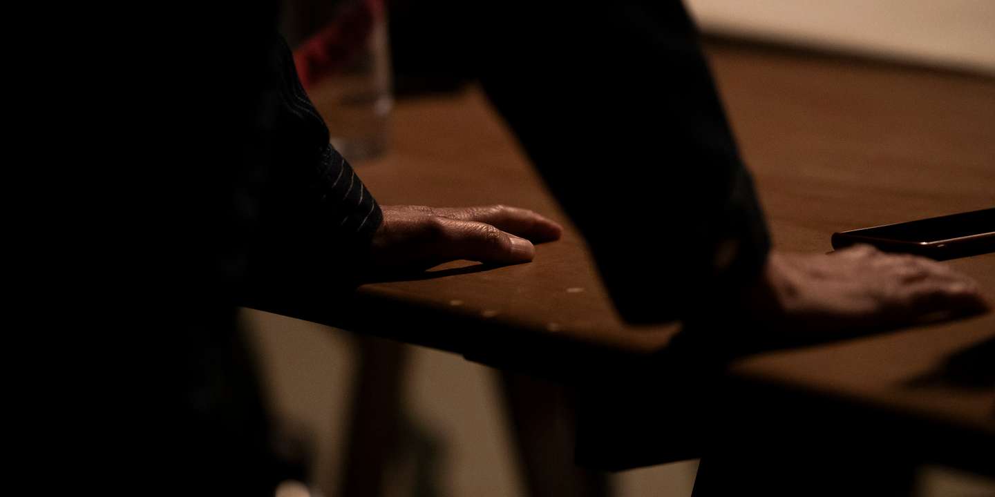 Com voz rouca e um sorriso, a fundadora da companhia que desde 1997 se impôs como única no panorama teatral português acede ao pedido do Observador para algumas (poucas e discretas) fotografias