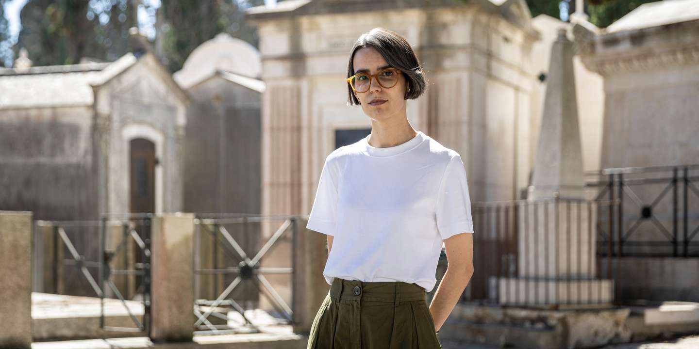 Mais do que uma entrevista, a conversa com Rafaela Ferraz foi sobretudo um passeio guiado pelo Cemitério dos Prazeres, um dos mais conhecidos em Lisboa, o mais visitado e que está repleto de histórias (algumas delas incluídas neste novo livro)