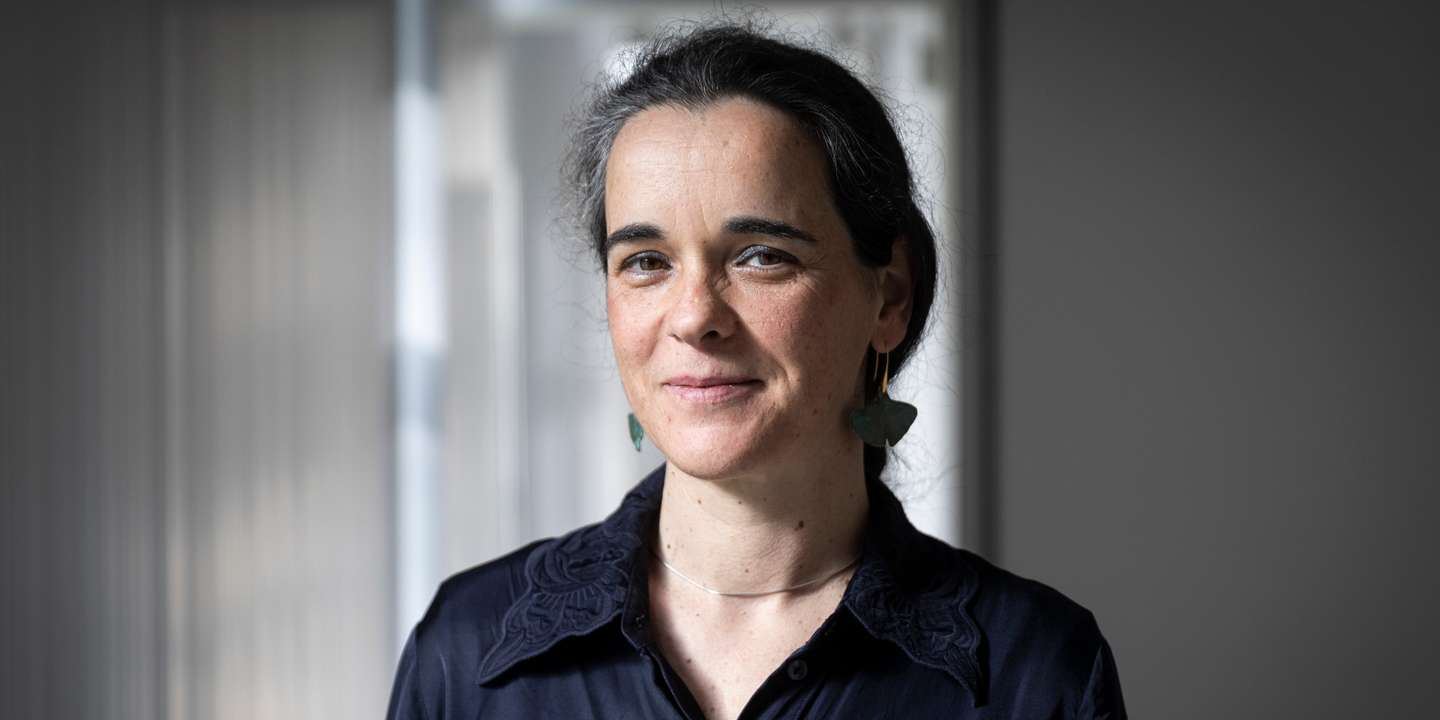 Sara Antónia Matos nasceu em Lisboa em 1978. É diretora do Atelier-Museu Júlio Pomar desde 2012, cargo que acumula, pela segunda vez, com a programação das Galerias Municipais