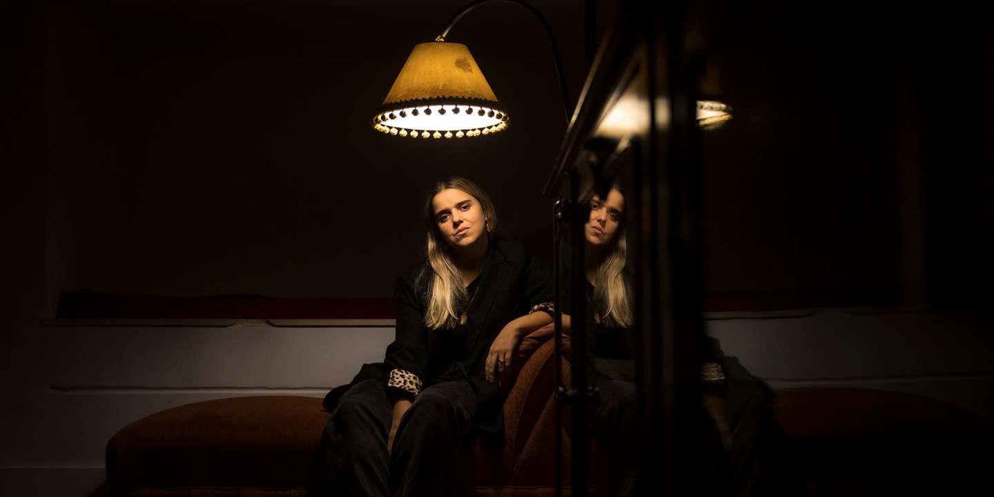 Teresinha Landeiro fotografada em Lisboa, durante a dgi sinónimo de fado jovem, ambicioso e leve como a própria personalidade da fadista. "Para dançar e para chorar"