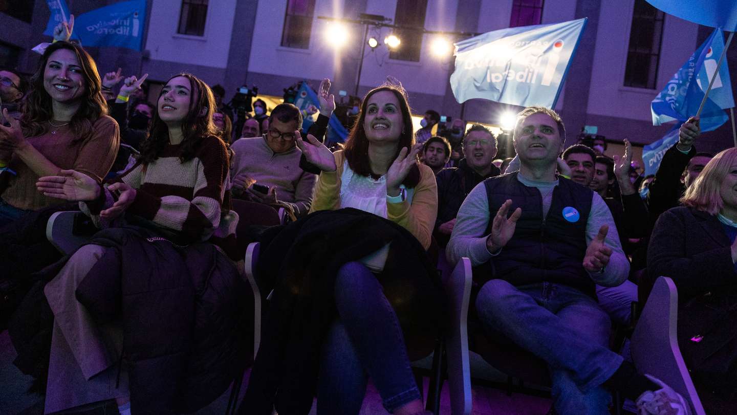 O dia de eleições na sede de campanha da Iniciativa Liberal. João Cotrim de Figueiredo recebido pelos militantes da IL. Lisboa, 30 de janeiro de 2022. (JOÃO PEDRO MORAIS/OBSERVADOR)