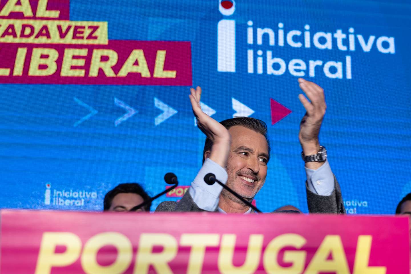 O dia de eleições na sede de campanha da Iniciativa Liberal. João Cotrim de Figueiredo recebido pelos militantes da IL. Lisboa, 30 de janeiro de 2022. (JOÃO PEDRO MORAIS/OBSERVADOR)