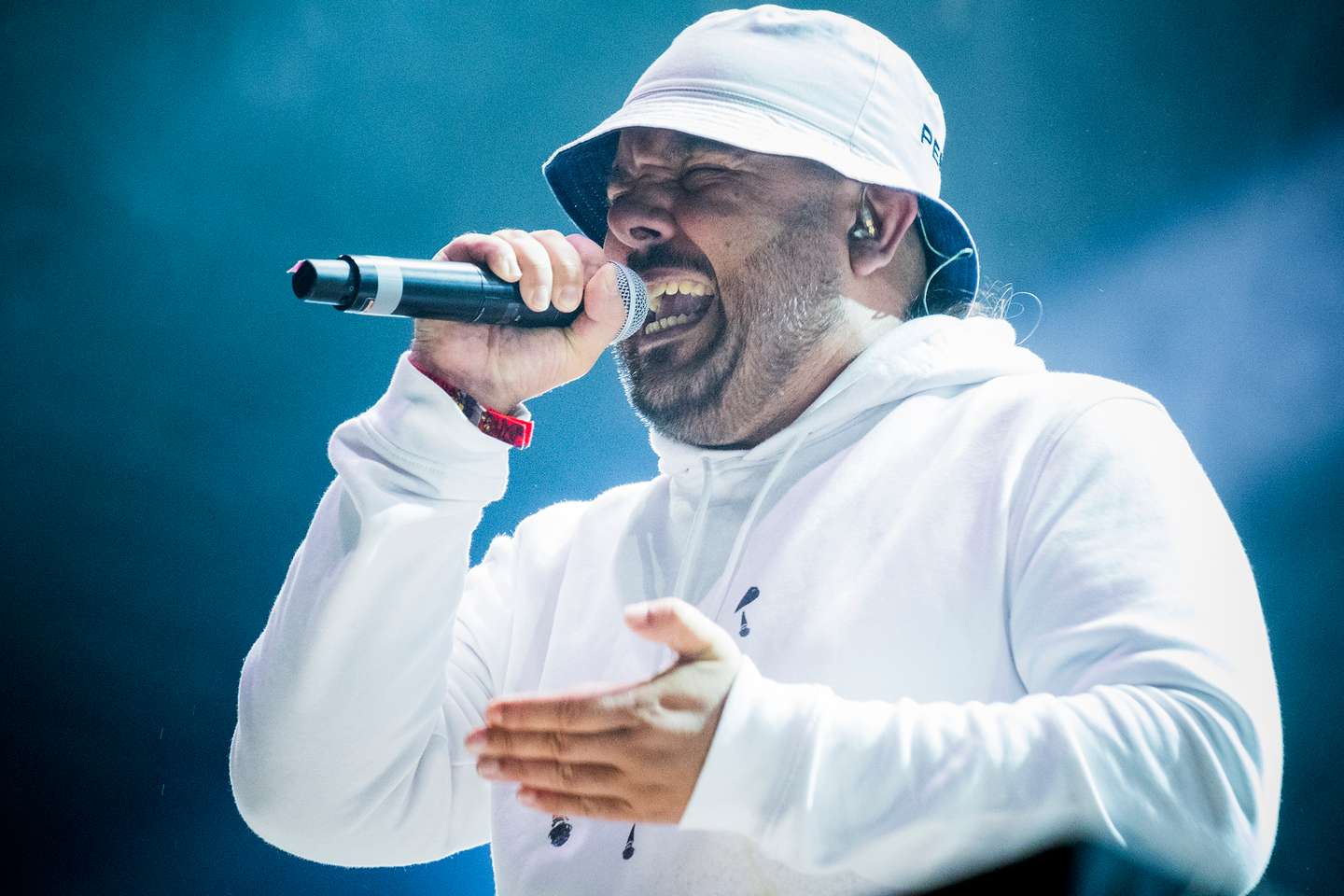 Napoleão Mira assumiu o microfone para contar, em modo rima, o advento do puto Samuel, seu filho, messias do hip-hop tuga. Samuel surgiu alguns versos depois, vestido de branco, com uns quilos a mais em relação àquela distante passagem por Paredes de Coura em 2002.