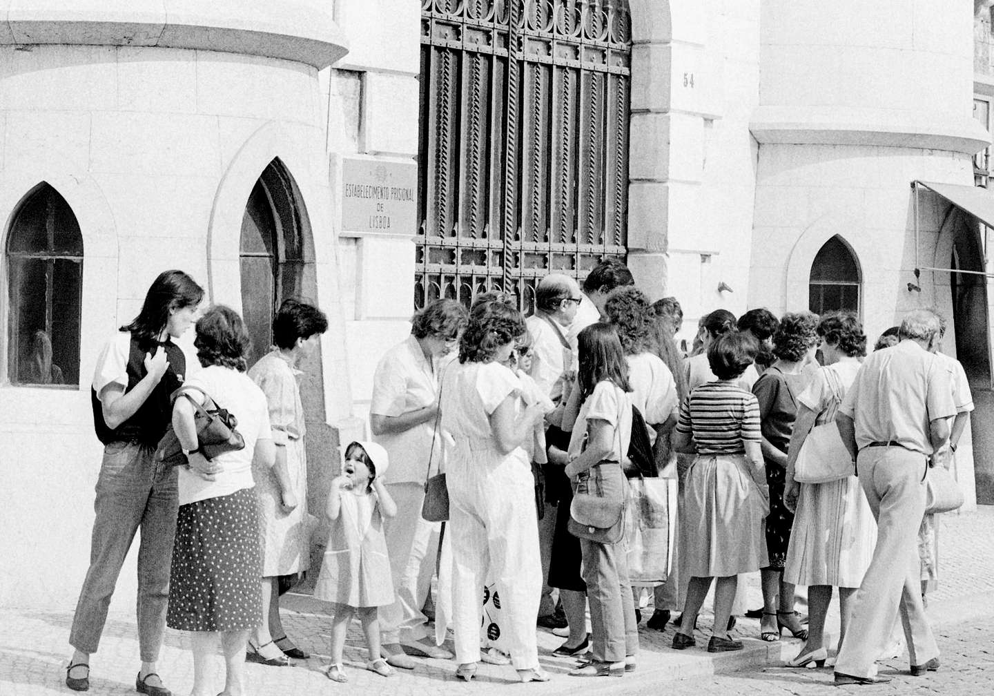 Familiares dos militantes das FP-25, fora da Cadeia de Lisboa após a evasão dos militantes das FP-25, em Lisboa a 21 de Setembro de 1985. Estes militantes são acusados ​​de actos terroristas. ALFREDO CUNHA / LUSA