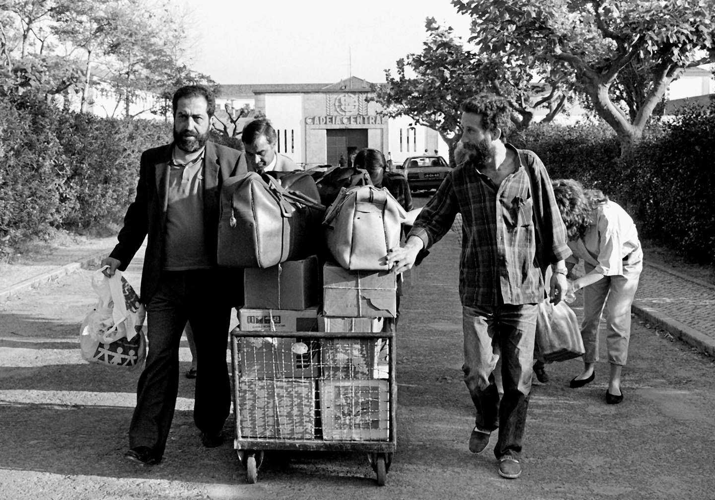 FP-25: Pedro Goulart, à esquerda e Santos Poeira depois de sair da cadeia a 18 de maio de 1989. LUIS VASCONCELOS/LUSA
