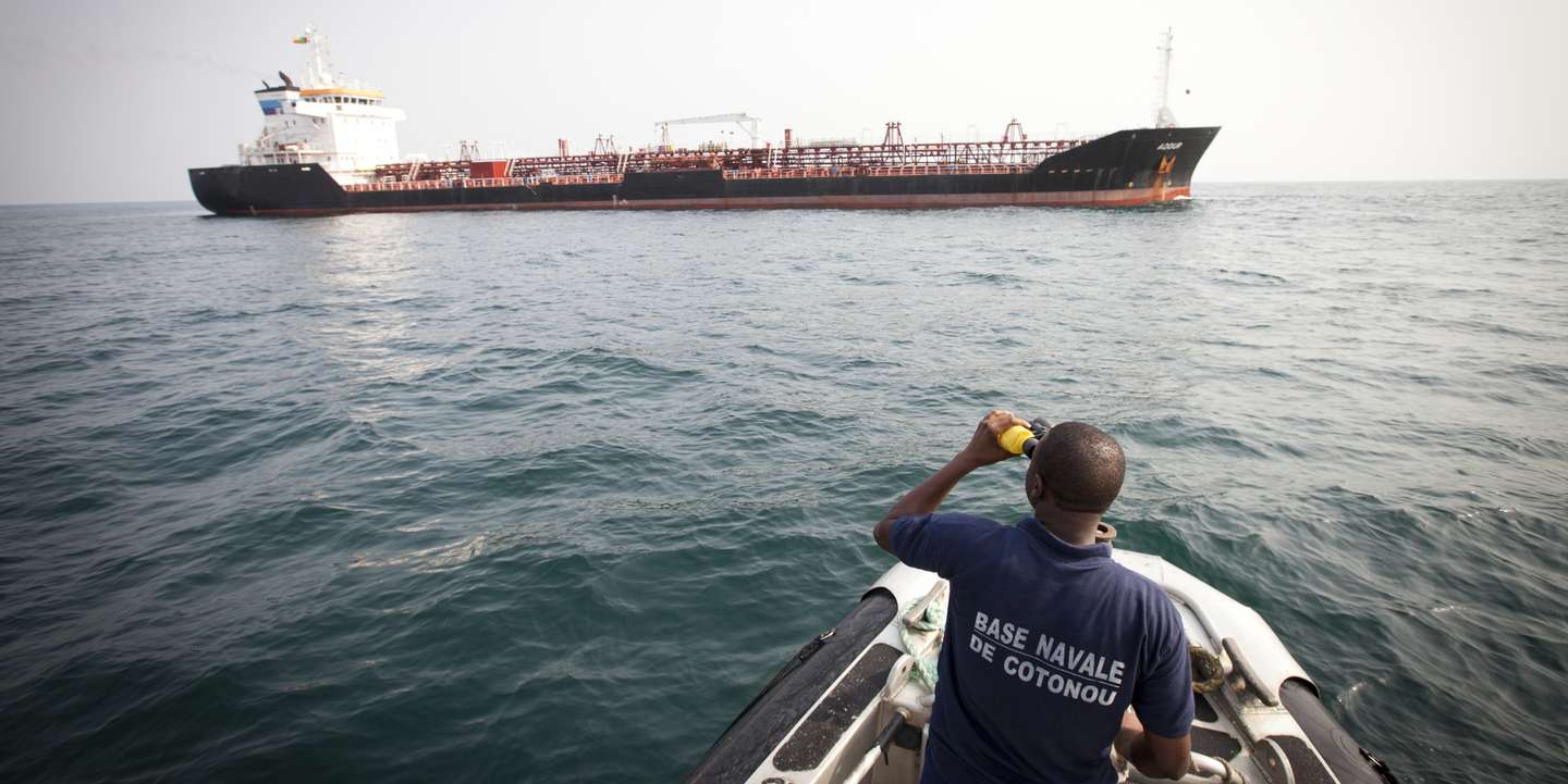 A vigilância naval das autoridades regionais e internacionais resolveu o problema no mar, mas não em terra