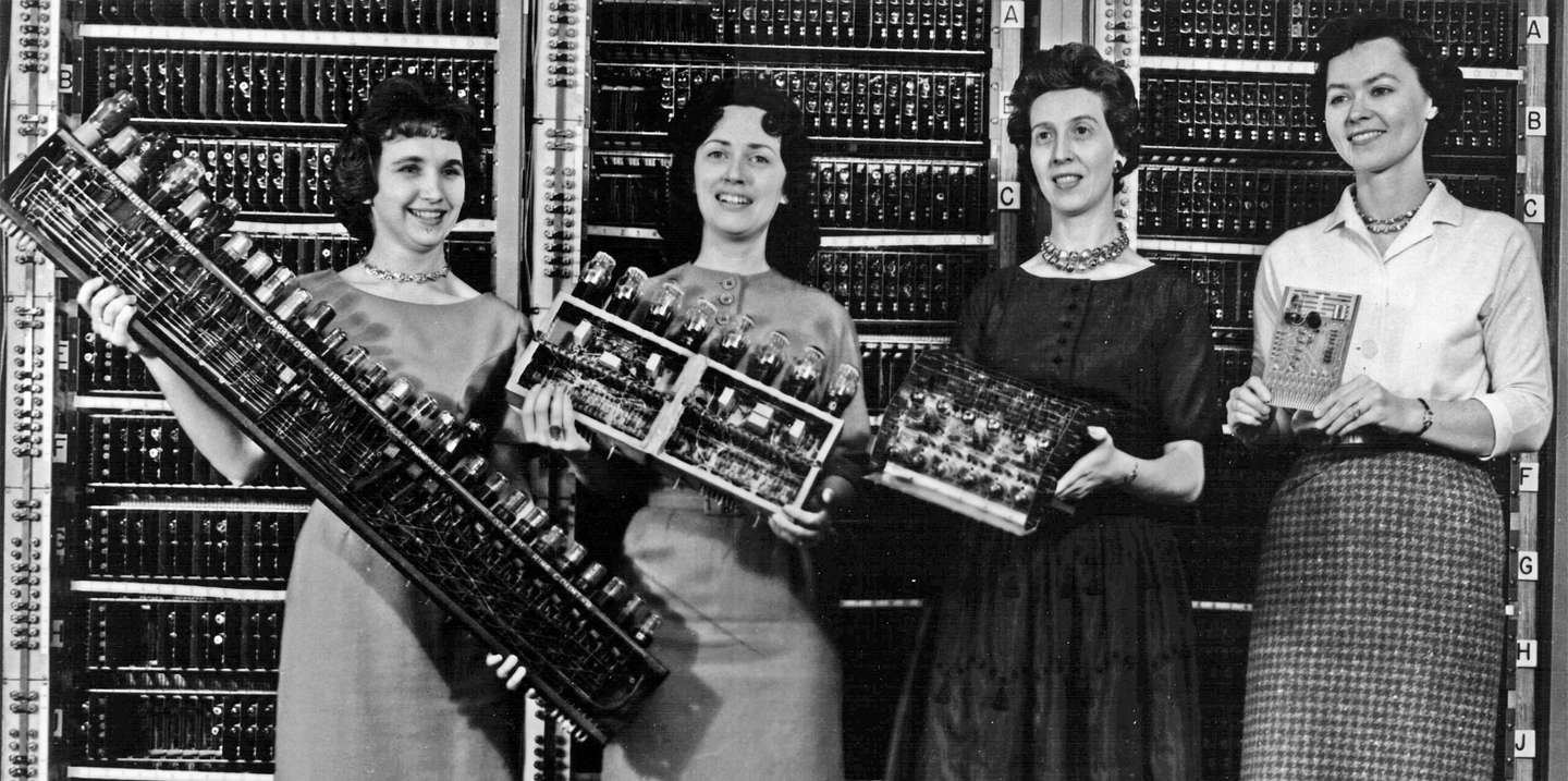 Patsy Simmers, Gail Taylor, Milly Beck e Norma Stec: quatro cientistas mostram componentes dos primeiros computadores do exército americano, em 1962