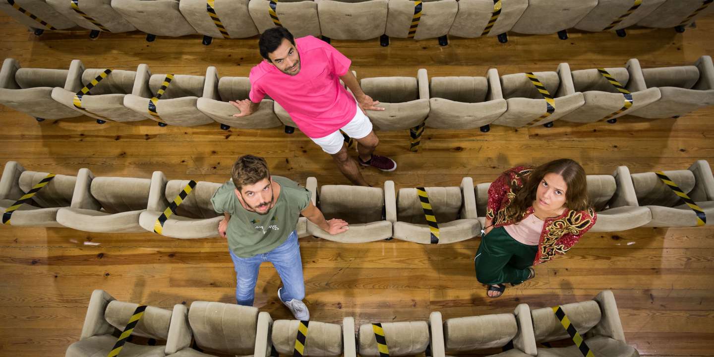 “Antes tínhamos amigos que nos ajudavam. Mas já temos 10 anos. Chega a um certo ponto que, se não se começa a ter uma engrenagem que funciona, ao nível dos recursos humanos e dos recursos financeiros, torna-se mesmo muito difícil manter uma estrutura artística", diz o coletivo SillySeason